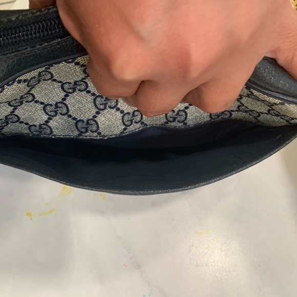 Vintage Gucci with removable should strap. - Picture 5 of 9